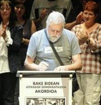 Jon Agirre Agiriano unterschreibt das Gernika-Abkommen für das EPPK Jon Agirre Agiriano unterschreibt das Gernika-Abkommen für das EPPK