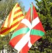 Baskische und katalanische Fahnen im Baskenland